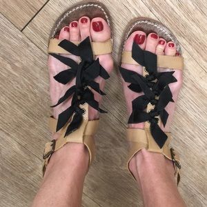 Fun & elegant sandals in lovely tan leather